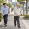 バス停への道で、先を歩く父に息子が追いつこうとする場面