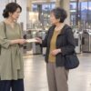 駅の改札前で、保証人の書類が入った封筒を友人の祐里へ返す57歳の尚枝のイメージ