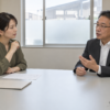 転職面接で過去の仕事を説明する男性と、話を聞く採用担当者