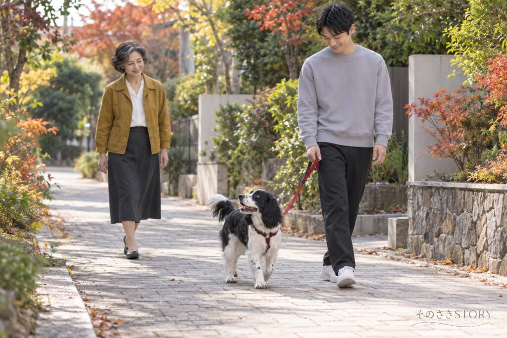 甥の洸太がリードを持つ8歳の愛犬ポルの散歩を、少し後ろから見守る63歳の芙美のイメージ